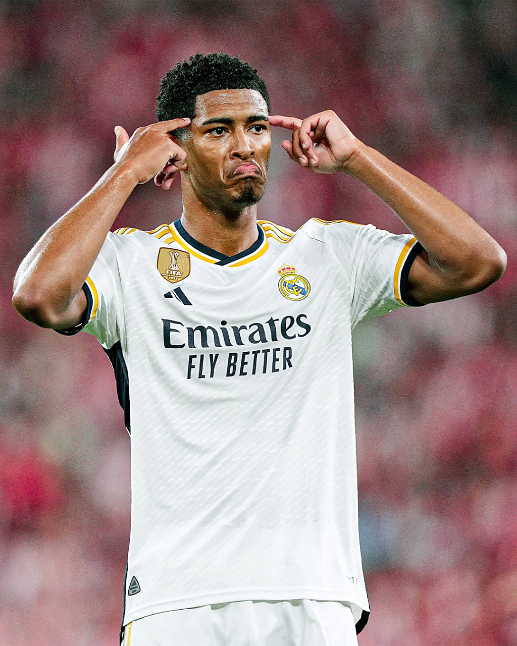 这雪有点大，欧冠赛前一名挪威记者在博德闪耀的球场边线处滑雪（欧冠赛前大雪纷飞，挪威记者在博德闪耀球场边线滑雪）