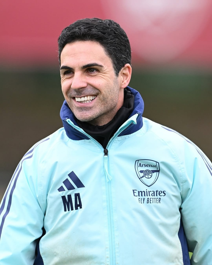 从手足无措到游刃有余，齐达内在公园学着踢毽子（齐达内在公园学踢毽子：从笨拙到娴熟）