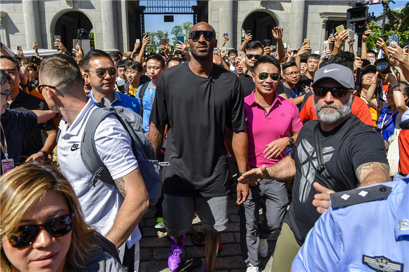 刘若钒庆祝海港队夺冠：人生第一个中超冠军🏆（刘若钒喜迎生涯首个中超冠军，海港加冕）