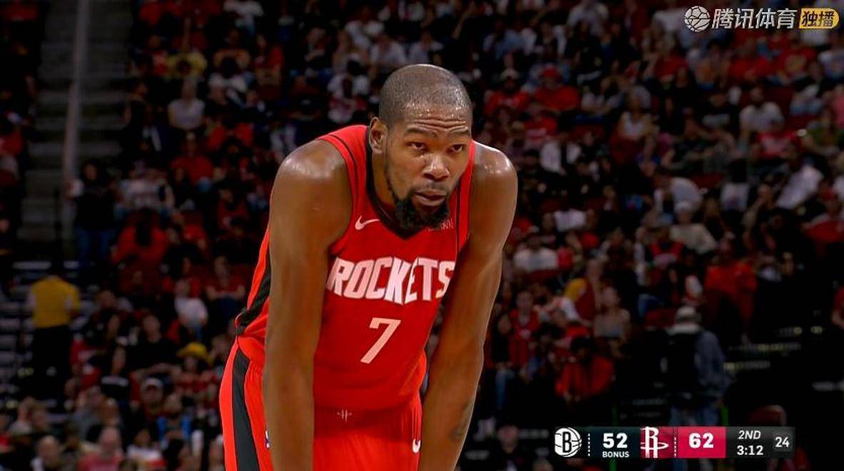 波兰媒体：莱万妻子经常分享跳交际舞的视频，引发了夫妻争吵（波媒称莱万妻子频晒交际舞视频，夫妻为此发生争执）