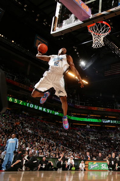 洛杉矶快船以131-116击败黄蜂，哈登55分创队史新高，成为NBA第四位得分超55分的球员，表现惊艳。（快船131-116力克黄蜂，哈登轰55分刷新队史纪录，成NBA史上第4位55+得分者，表现惊艳）