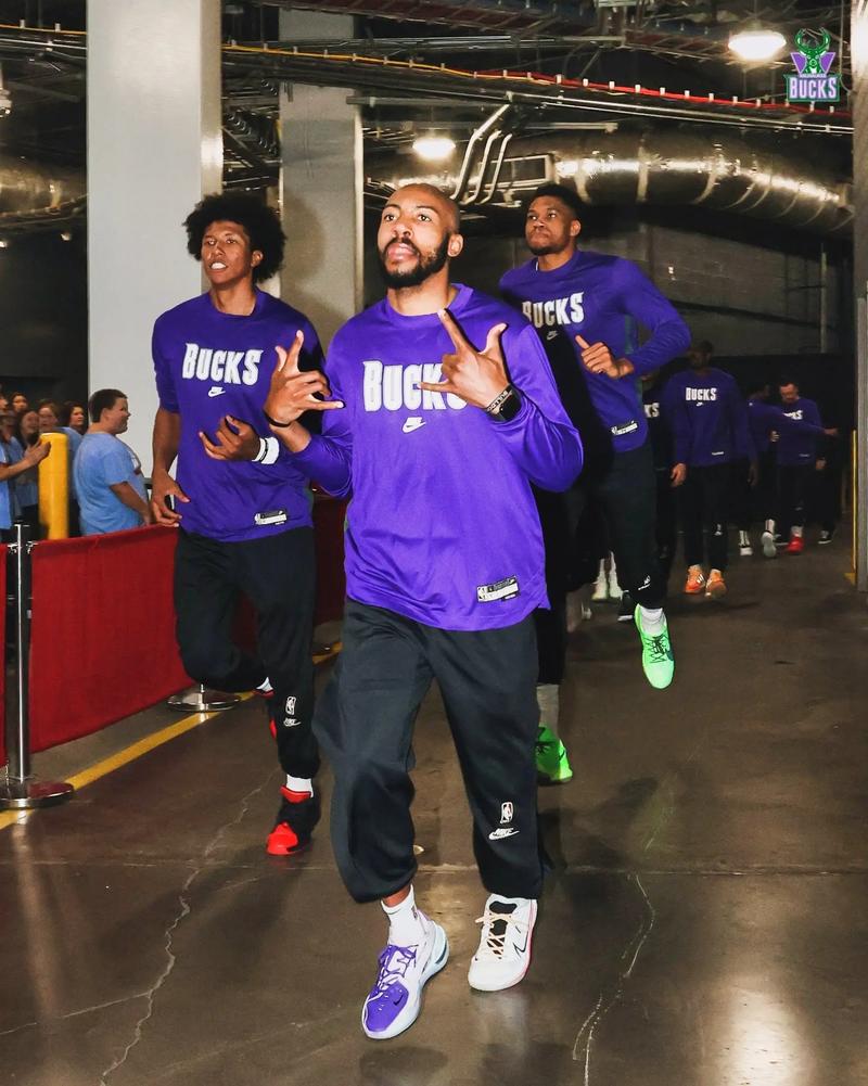 名宿：在我看来莱奥是边锋不是前锋；他配得上米兰10号球衣（名宿：莱奥是边锋非前锋，配得上米兰10号）