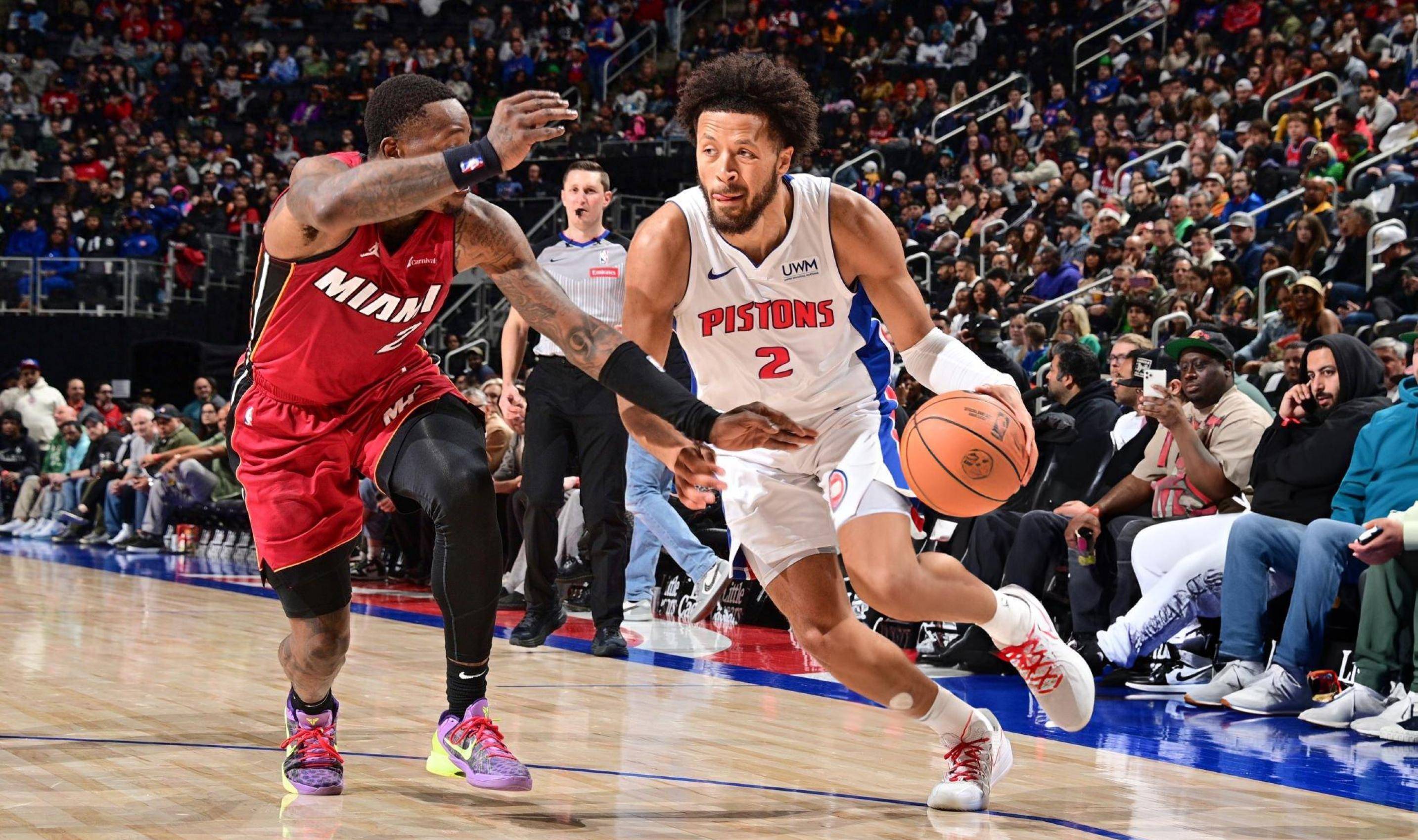 日职联半场：双方门将发挥神勇，福冈黄蜂0-0大阪钢巴（日职联半场战报：两队门神高接低挡，福冈黄蜂0-0大阪钢巴）