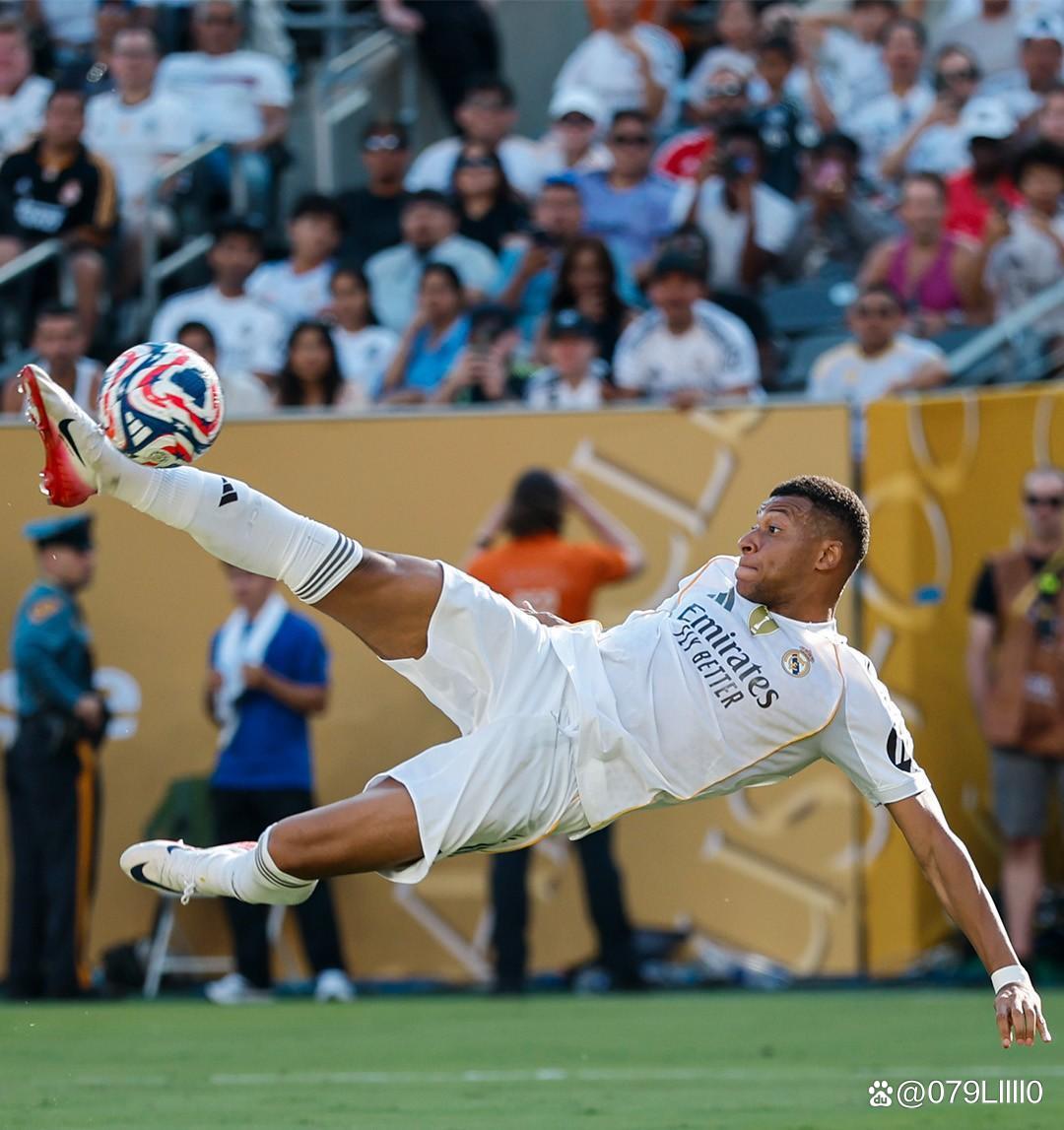 青训小将破门后被队友高高举起（青训新星破门后被队友举起庆祝）