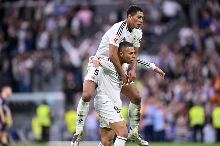 曼联因巴塞罗那关注而面临挑战，加布里埃尔被多家俱乐部关注，但曼联尽力留住他。（巴塞罗那关注加剧曼联压力：加布里埃尔成多队目标，曼联全力挽留）