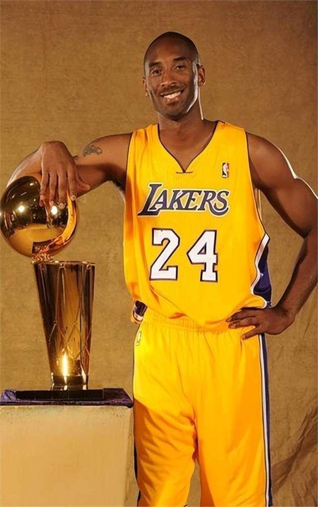 大乌龙！勇士队记：库里是左腿遭遇股四头肌挫伤，而不是右腿（闹乌龙！勇士记者更正：库里伤在左腿股四头肌，非右腿）