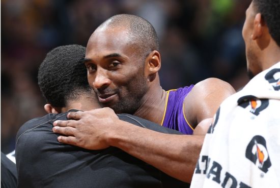 53岁齐达内上海街头踢毽子，与大妈迅速融入展现高球商风采（53岁齐达内现身上海街头踢毽子，与大妈打成一片尽显高球商）