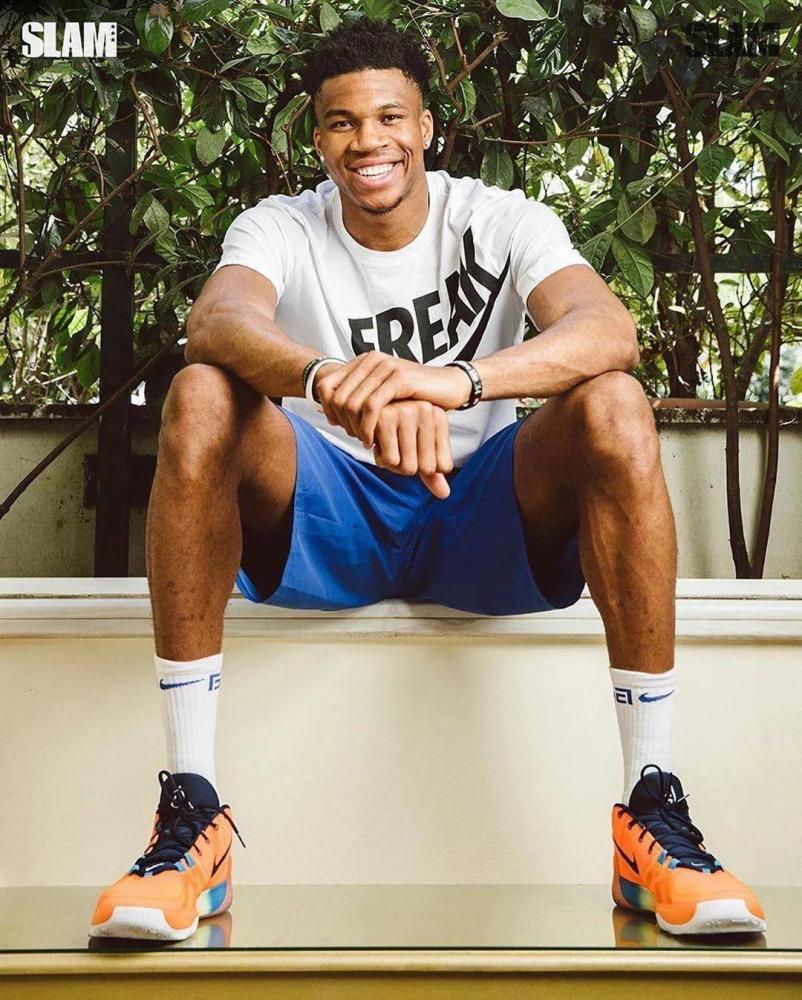 欧冠赛场精彩瞬间：巴萨主场2-0取胜,（欧冠高光时刻：巴萨主场2-0告捷）