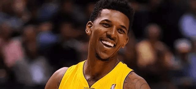 谢娜第一次下场打高尔夫获老公陪伴，甜喊张杰“老张”羡煞旁人（谢娜首次挥杆高尔夫，张杰贴身相伴，甜喊“老张”撒糖惹人羡）